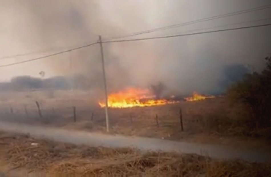La ruta 68 fue cortada por el intenso humo del incendio de pastizales
