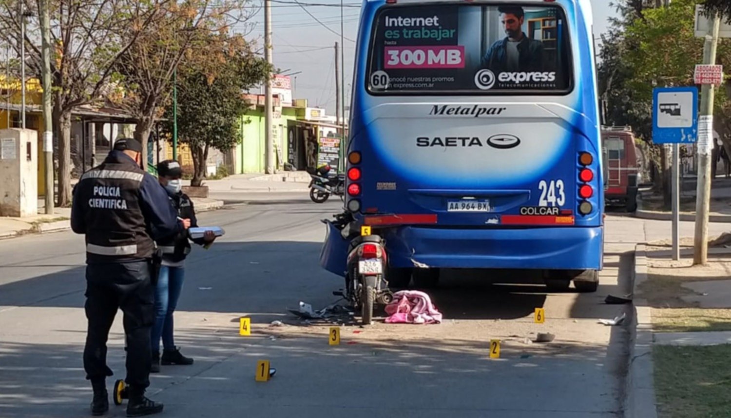 Video Impactante Accidente En El Barrio Santa Cecilia Una Madre Y Su Peque A Ni A Grav Simas