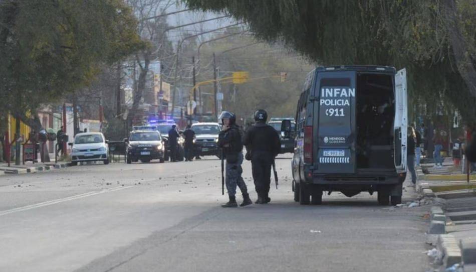 Saqueos en Las Heras: vaciaron una carnicería, rompieron negocios y hubo incidentes con la Policía- Saqueos en Las Heras: vaciaron una carnicería, rompieron negocios y hubo incidentes con la Policía