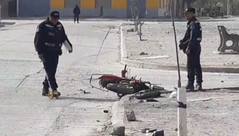 Un hombre y tres menores, que viajaban en moto, fueron atropellados por un automóvil