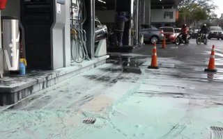 Un taxista cargó GNC, arrancó su auto, comenzó a sentir olor a quemado  y el auto se prendió fuego en la estación de servicio