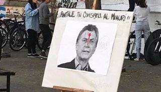 Rechazo por la exhibición de una foto de Macri con un balazo