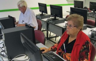 El 70% de los mayores de 65 años no usa internet y el 44% no utiliza celular