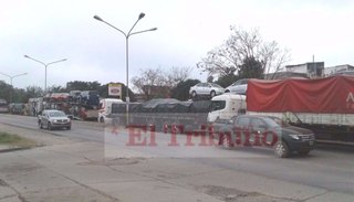 Vehículos aguardan la finalización de la medida de fuerza en Ledesma