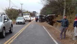 Un camión ripiero por esquivar un auto que sobrepasaba a otro cayó dentro de un canal