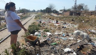 Atrapados entre un canal sucio y las vías