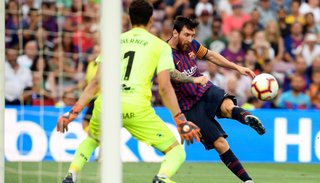 Barcelona goleó 8 a 2 al Huesca con un doblete de Messi
