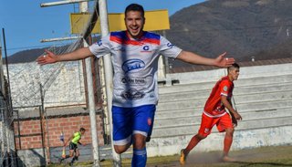 Cachorros goleó a Primavera y sigue como puntero en el Anual