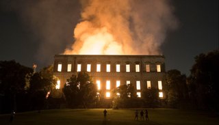 200 años de historia de Brasil fueron devorados por un impresionante incendio en el Museo Nacional de Río