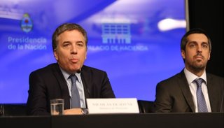 VIDEO. La pregunta incomoda a Dujovne: "¿Cuándo le van a tirar un centro a la clase media?"