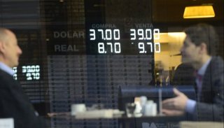 El dólar bajó por segundo día consecutivo y cerró a $38,31