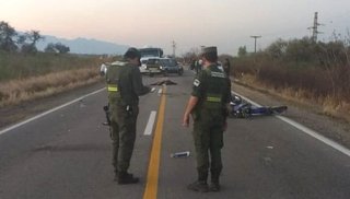 Dos motociclistas mueren tras colisionar con un camión