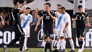 Exitoso bautismo de fuego para la "nueva" Selección. Sin Messi goleó a Guatemala