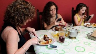 Más de la mitad de los chicos argentinos usa el celular en la mesa