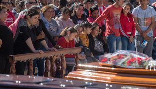 Polémica por traslados y policías que viajan "a dedo"
