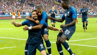 Francia venció a Holanda y manda en su grupo