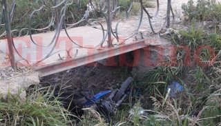 Video. Motocicleta derrapo a un costado de la ruta