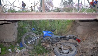 Salvan la vida tras impactar contra un puente