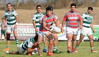 La U cayó en casa y el albo sigue arriba