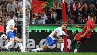Portugal derrotó a Italia, al borde de otro fracaso