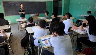 Uno de cada tres trabaja en más de una escuela y advierten que eso empeora la enseñanza