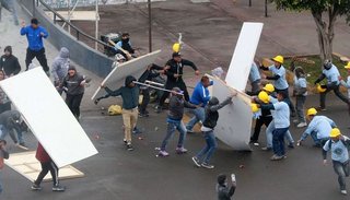 VIDEO. Batalla campal entre barras y evangélicos en Perú