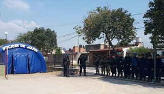 Unidades móviles de la Policía en San Isidro y Malvinas