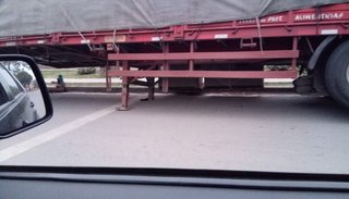 El semiremolque de un camión rompió el asfalto: ¿Quién se hará cargo?