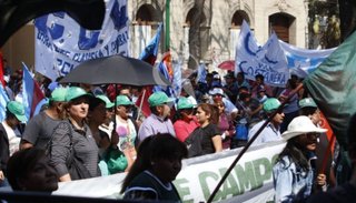 Organizaciones y gremios marcharon por el centro de la ciudad