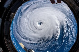 El "monstruo" se acerca peligrosamente a la costa con vientos de 225 km/h