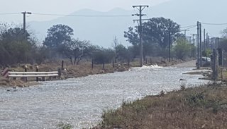 Una ruta se convirtió en un río tras la rotura de cañería de un acueducto de Aguas del Norte