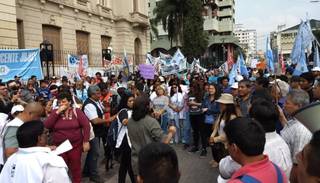 Video: Docentes jujeños marchan "en defensa de la educación pública"