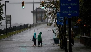 El huracán Florence fue degradado a tormenta tropical