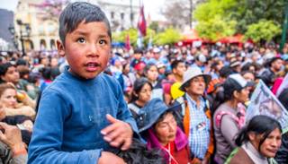 Conmovedor y colorido ingreso a la ciudad de miles de peregrinos de la Puna