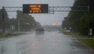Las inundaciones amenazan la costa este de EE. UU. tras el paso del huracán