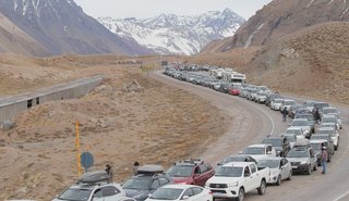 Largas colas de autos chilenos para cruzar a la Argentina