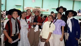 Gran actuación de la academia de danzas