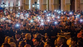 La procesión terminó alumbrada por las luces de celulares y flashes