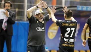 Diego que debuta gana: goleada y fiesta para el Dorados de Maradona