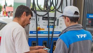 Algunas estaciones de servicios locales ya restringen el uso de tarjetas de crédito