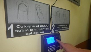 Polémica por un reloj de control de ingresos y salidas de docentes
