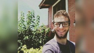 Lo invitaron a un reencuentro y les recordó el bullying que sufrió en el colegio