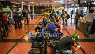 Caen viajes al exterior y las low cost impulsan al turismo local