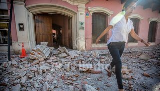 Pudo ser una tragedia: cayó parte de la fachada de un edificio histórico