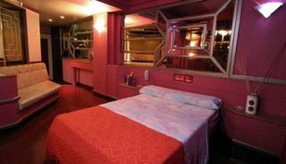 Fue a un motel con su amante y se olvidó que su suegra trabajaba ahí