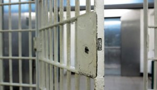 Un agente vendía droga y alcohol a los presos