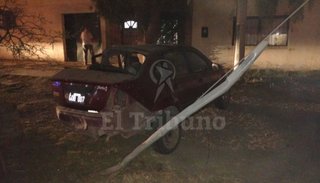 Taxi chocó contra un poste y dejó cinco heridos en zona sur