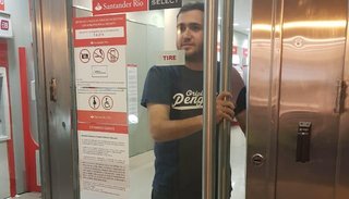 Quería llegar temprano a casa, pasó a extraer dinero, pero quedó encerrado en un cajero del microcentro