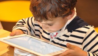 Los niños que pasan más de 2 horas frente a pantallas tienen menor desarrollo cognitivo