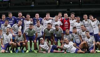 Argentina cierra su gira ante México esta noche